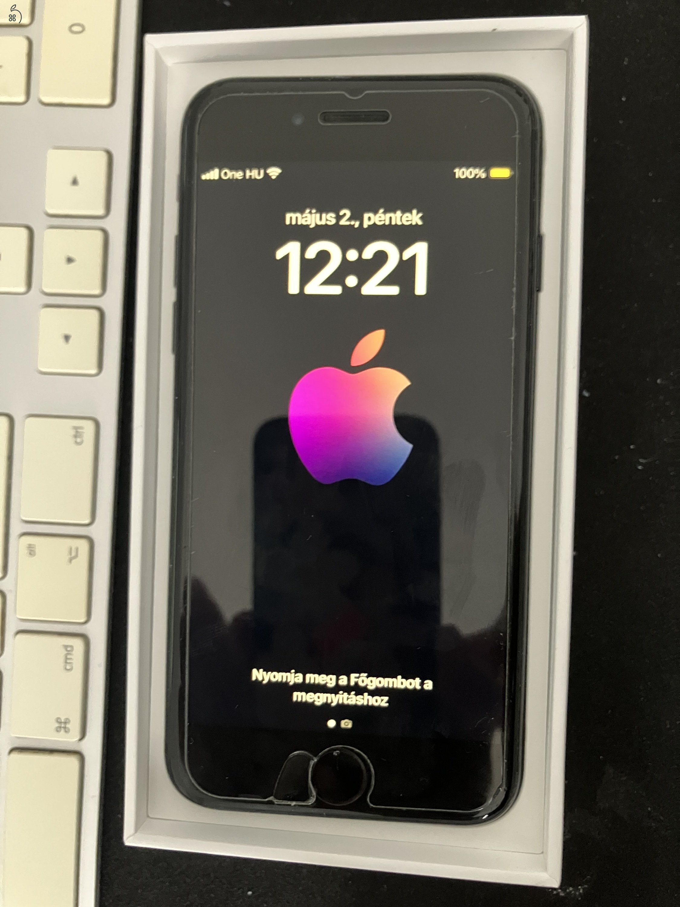 iPhone SE 2020, 128GB, Black, One függő 
