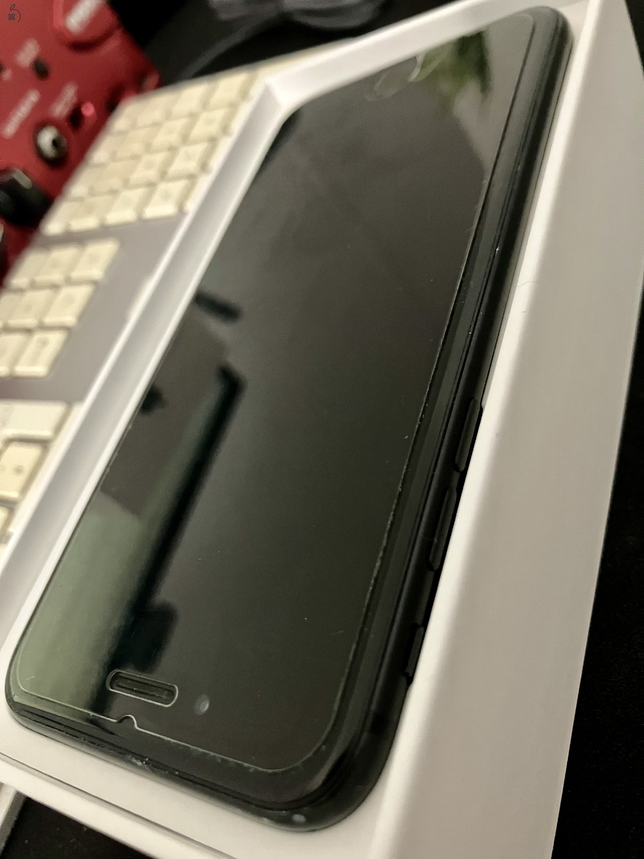 iPhone SE 2020, 128GB, Black, One függő 