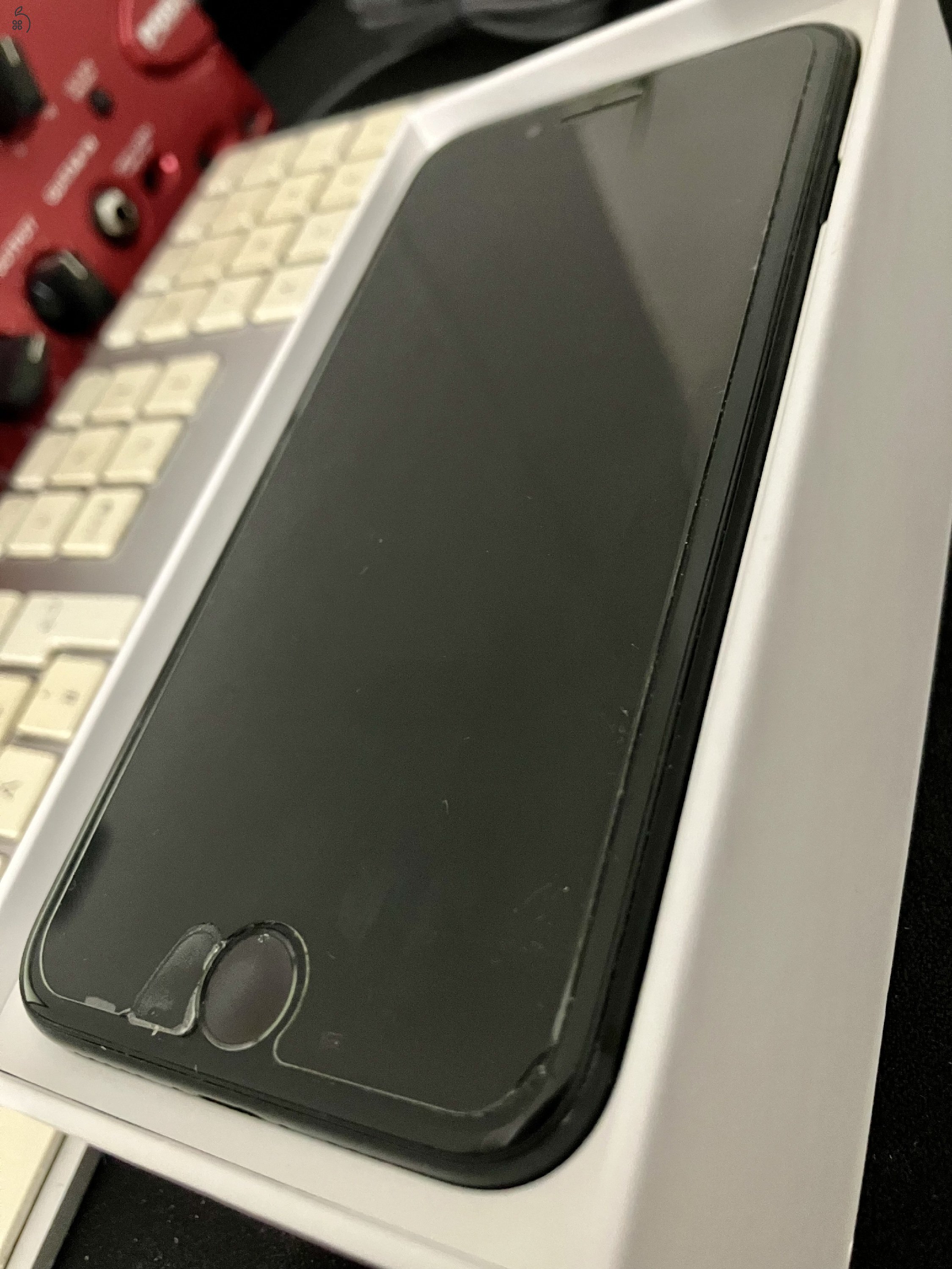 iPhone SE 2020, 128GB, Black, One függő 
