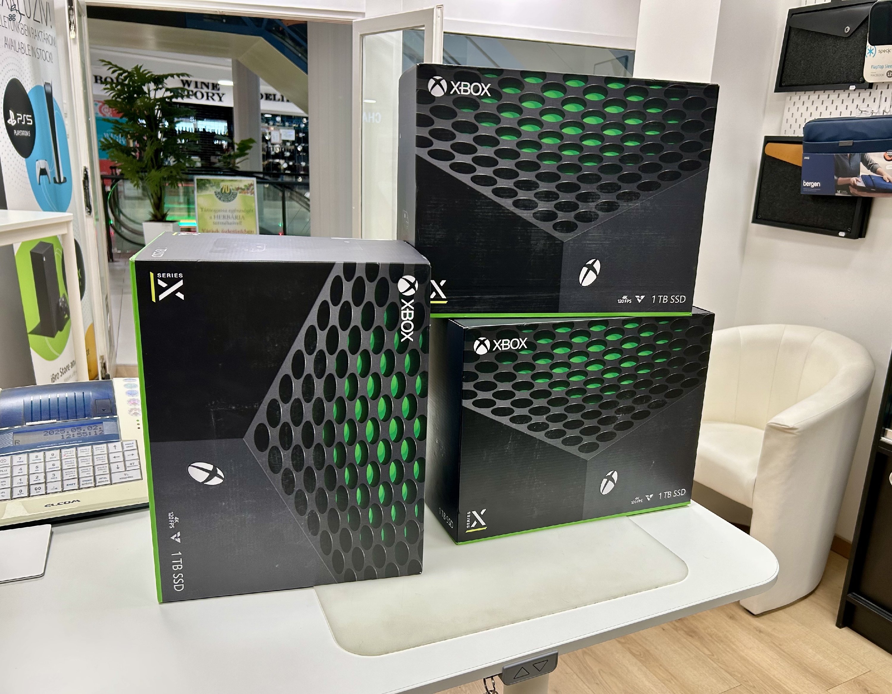 Bontatlan Xbox Series X 1TB 2 év gyári garanciával üzletből!