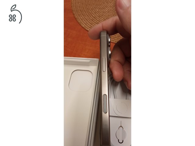 1 hetes iPhone 16 Pro 128Gb natúr titán eladó