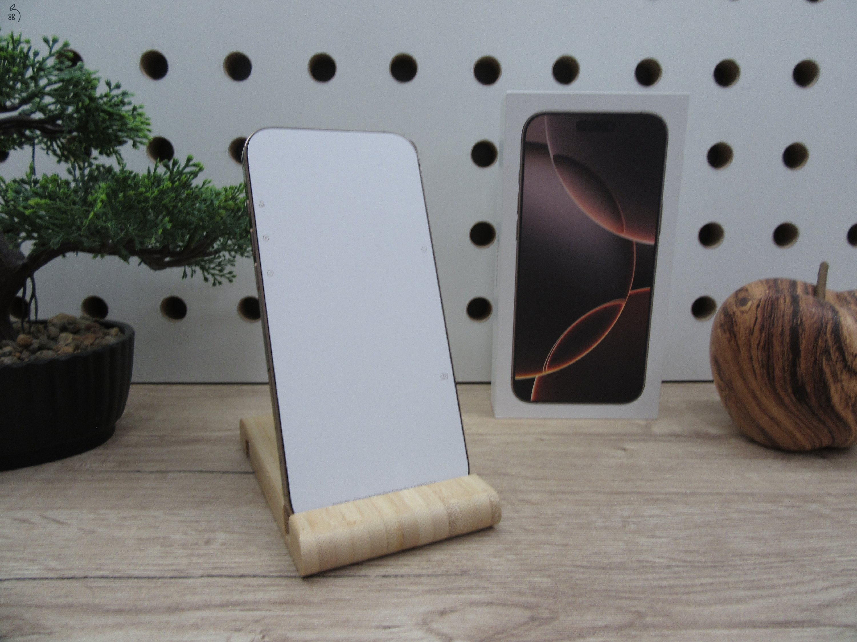Apple iPhone 16 Pro Max - Desert Titanium - Új, kipróbált