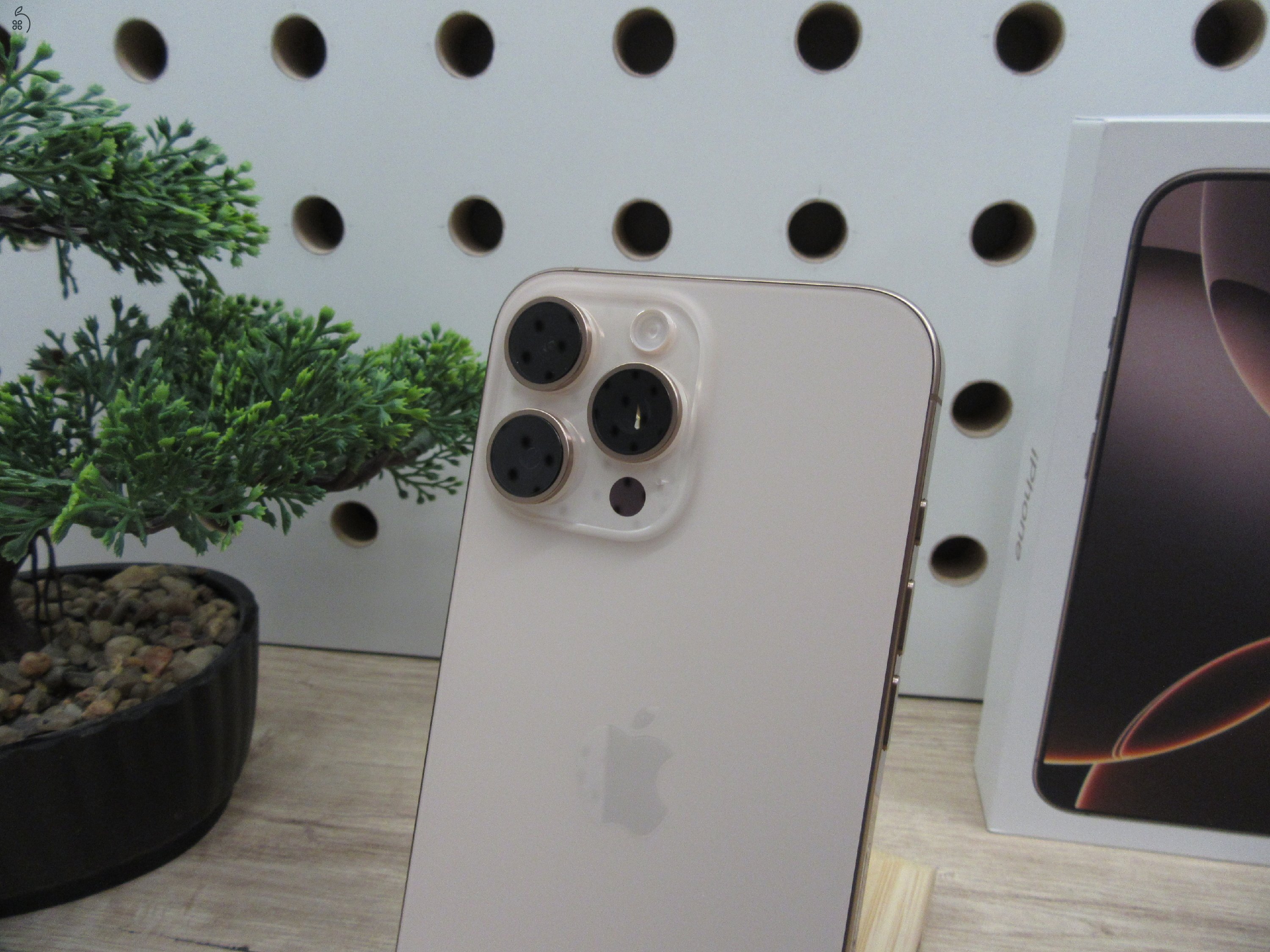 Apple iPhone 16 Pro Max - Desert Titanium - Új, kipróbált