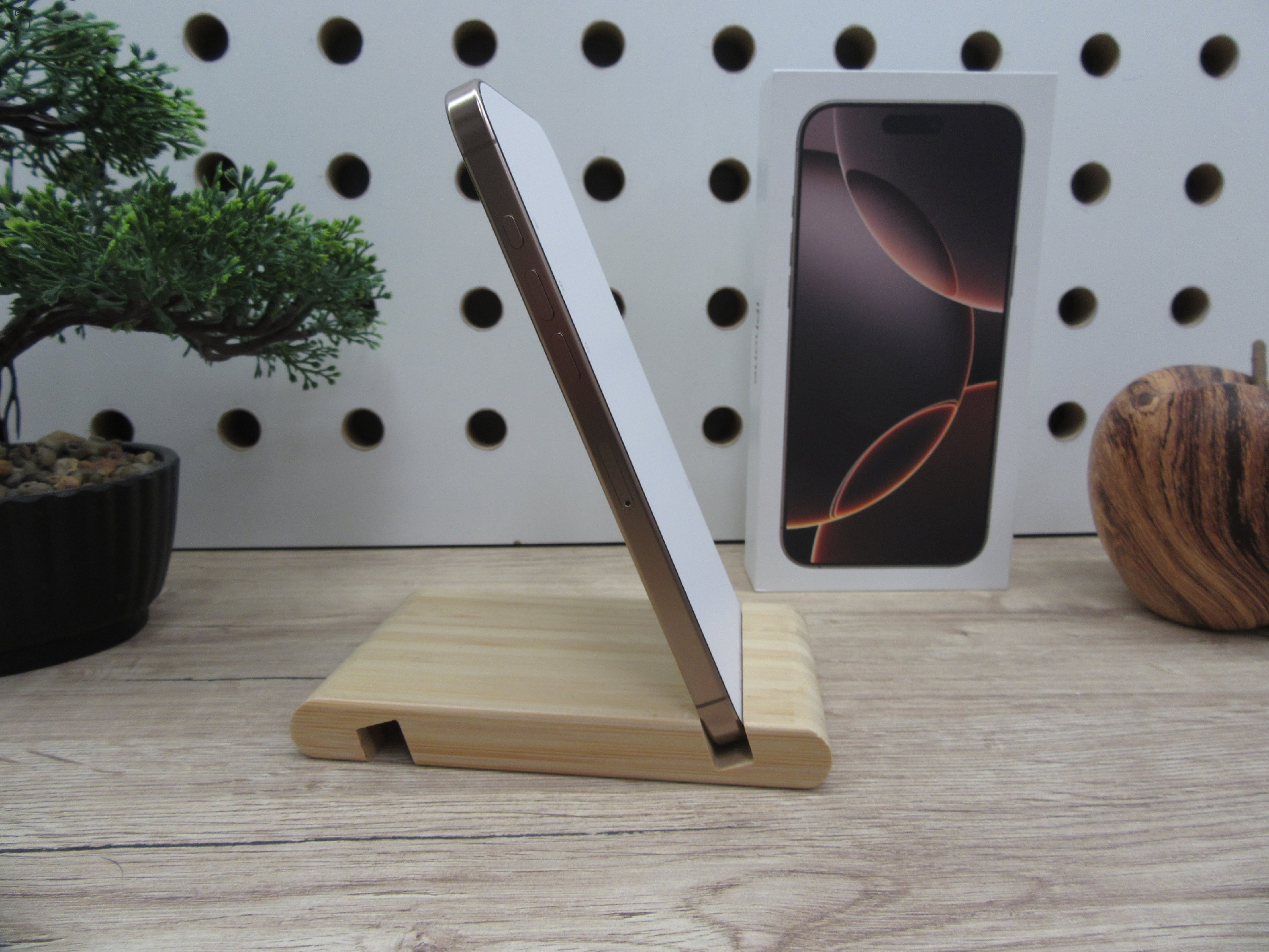 Apple iPhone 16 Pro Max - Desert Titanium - Új, kipróbált