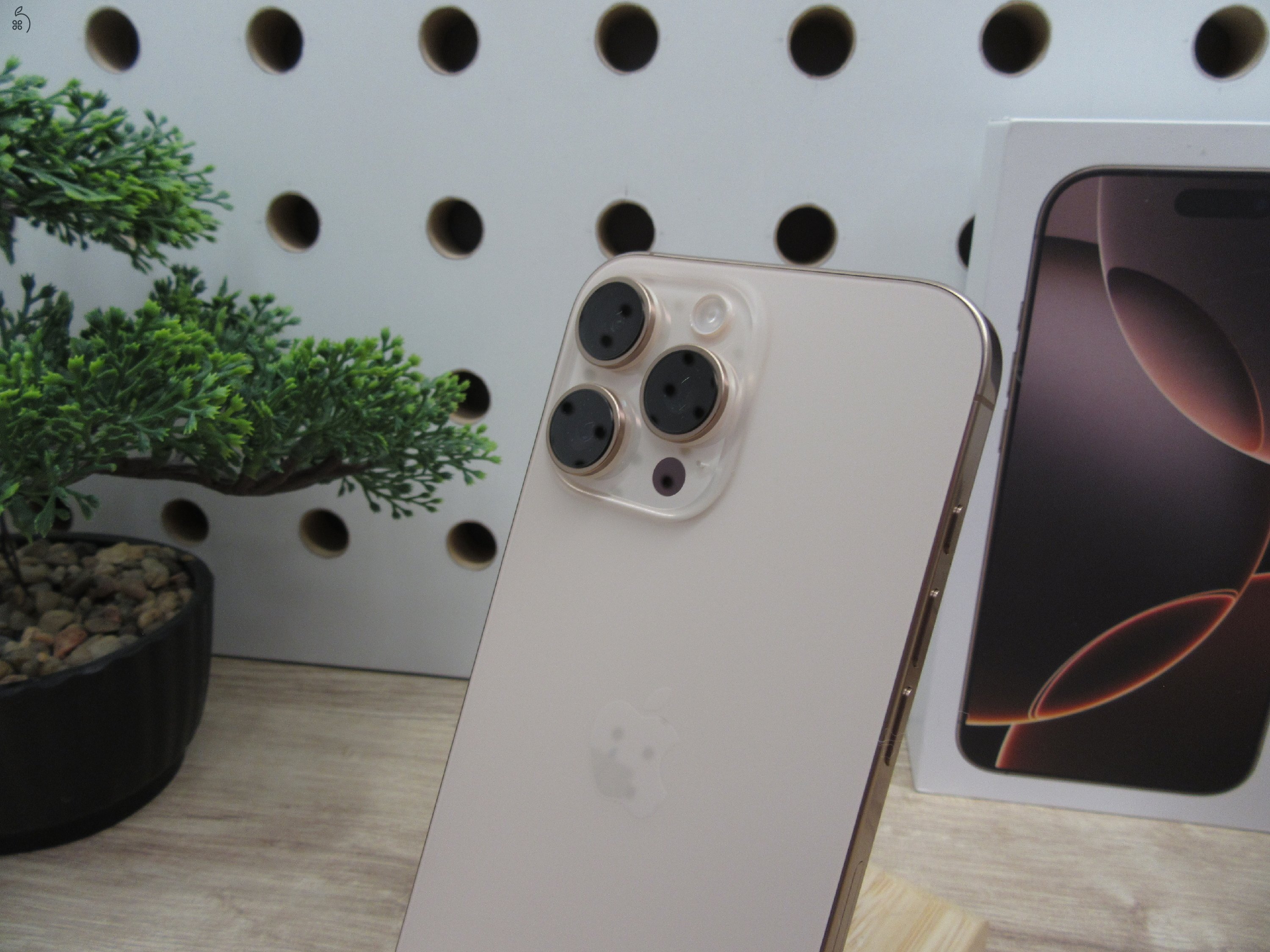 Apple iPhone 16 Pro Max - Desert Titanium - Új, kipróbált