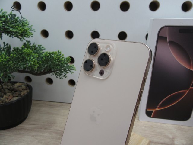 Apple iPhone 16 Pro Max - Desert Titanium - Új, kipróbált