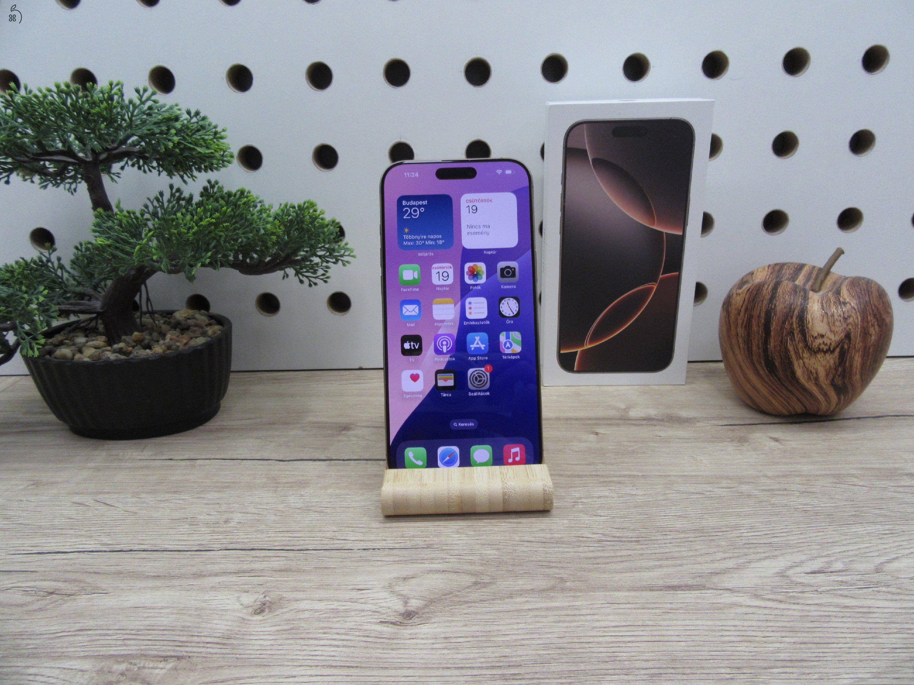 Apple iPhone 16 Pro Max - Desert Titanium - Új, kipróbált