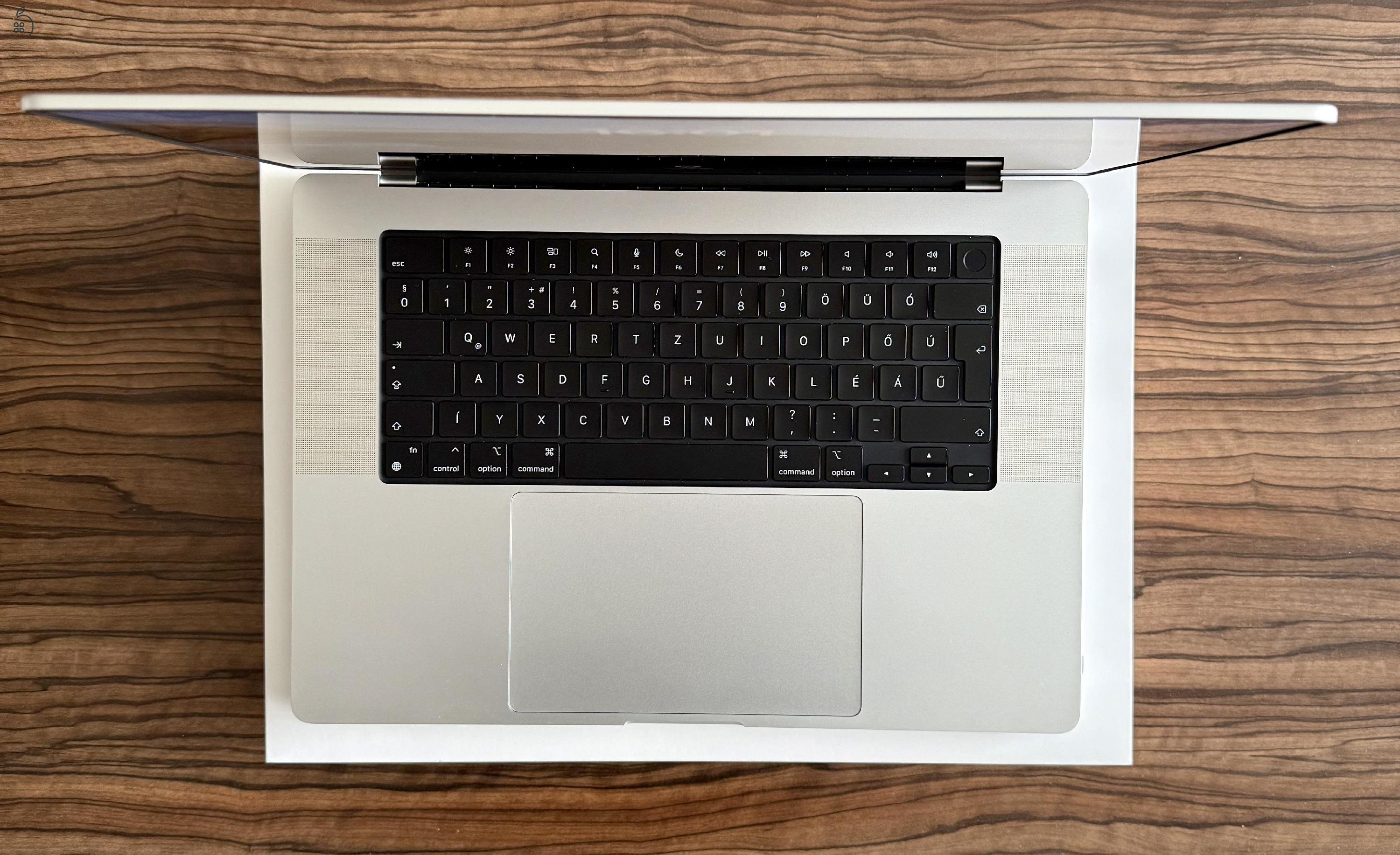 MacBook Pro 16” - M3 Pro Chip- ezüst - 1 éves - 512 GB - 18 GB RAM - makulátlan