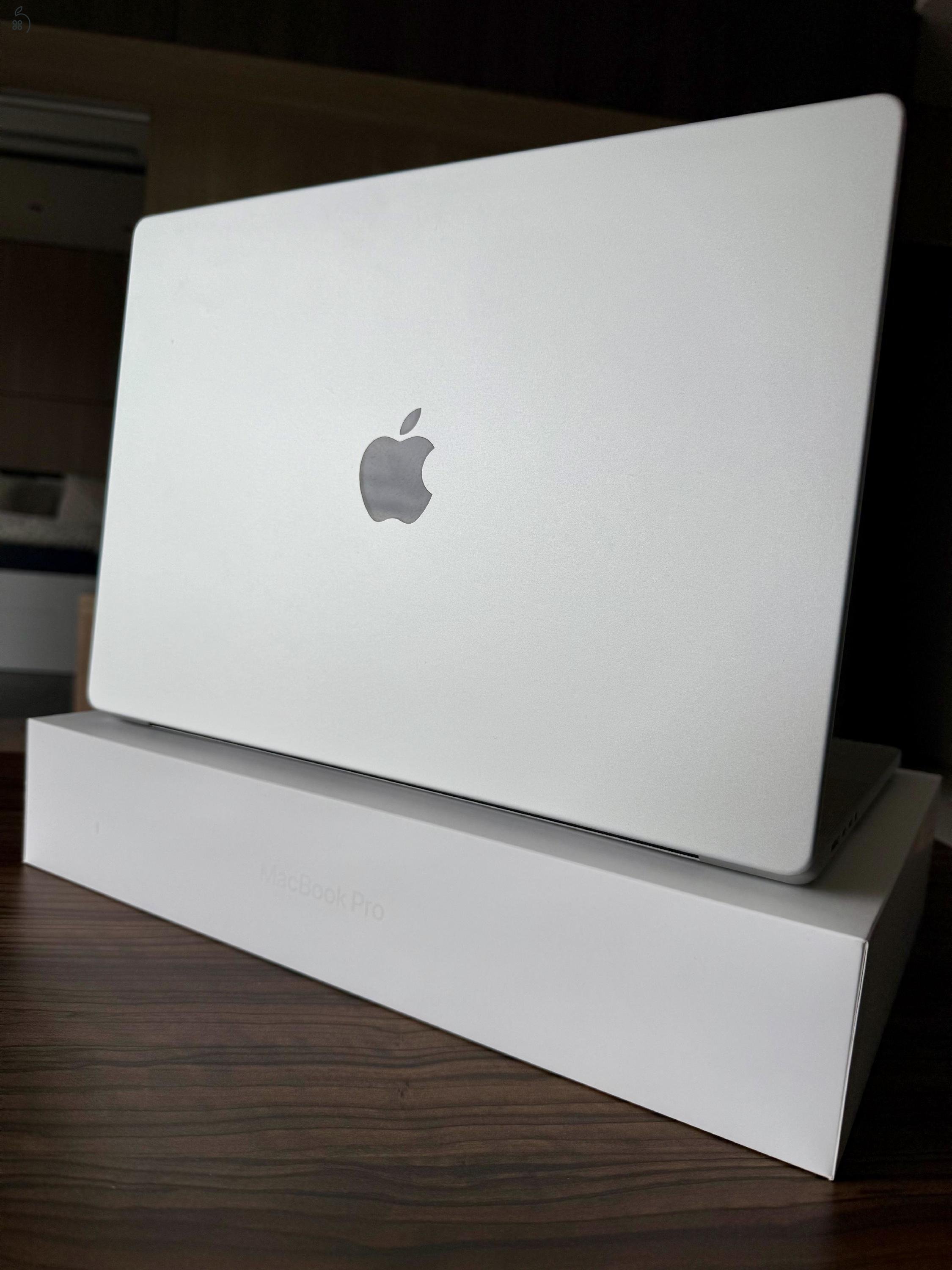 MacBook Pro 16” - M3 Pro Chip- ezüst - 1 éves - 512 GB - 18 GB RAM - makulátlan