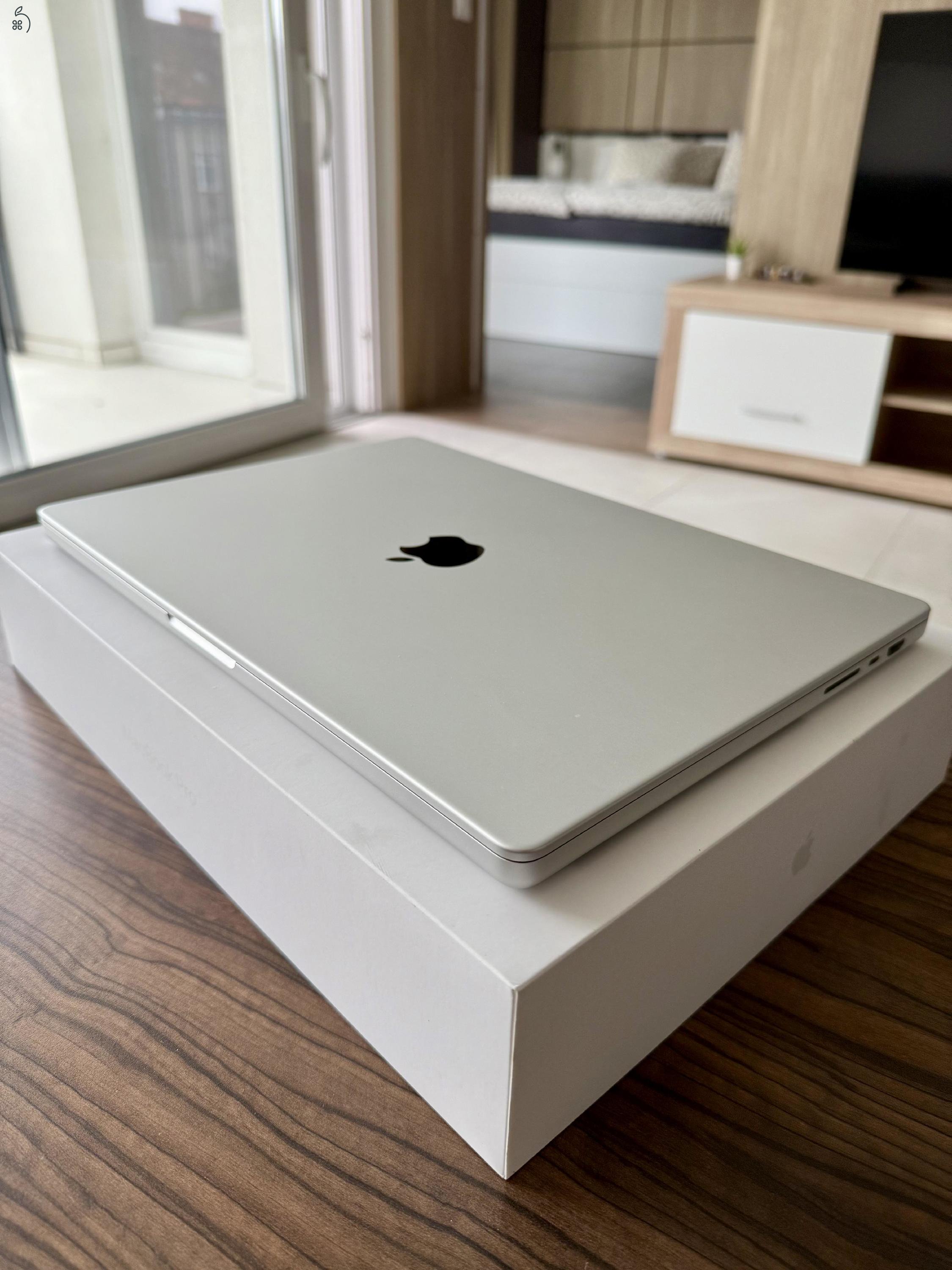 MacBook Pro 16” - M3 Pro Chip- ezüst - 1 éves - 512 GB - 18 GB RAM - makulátlan