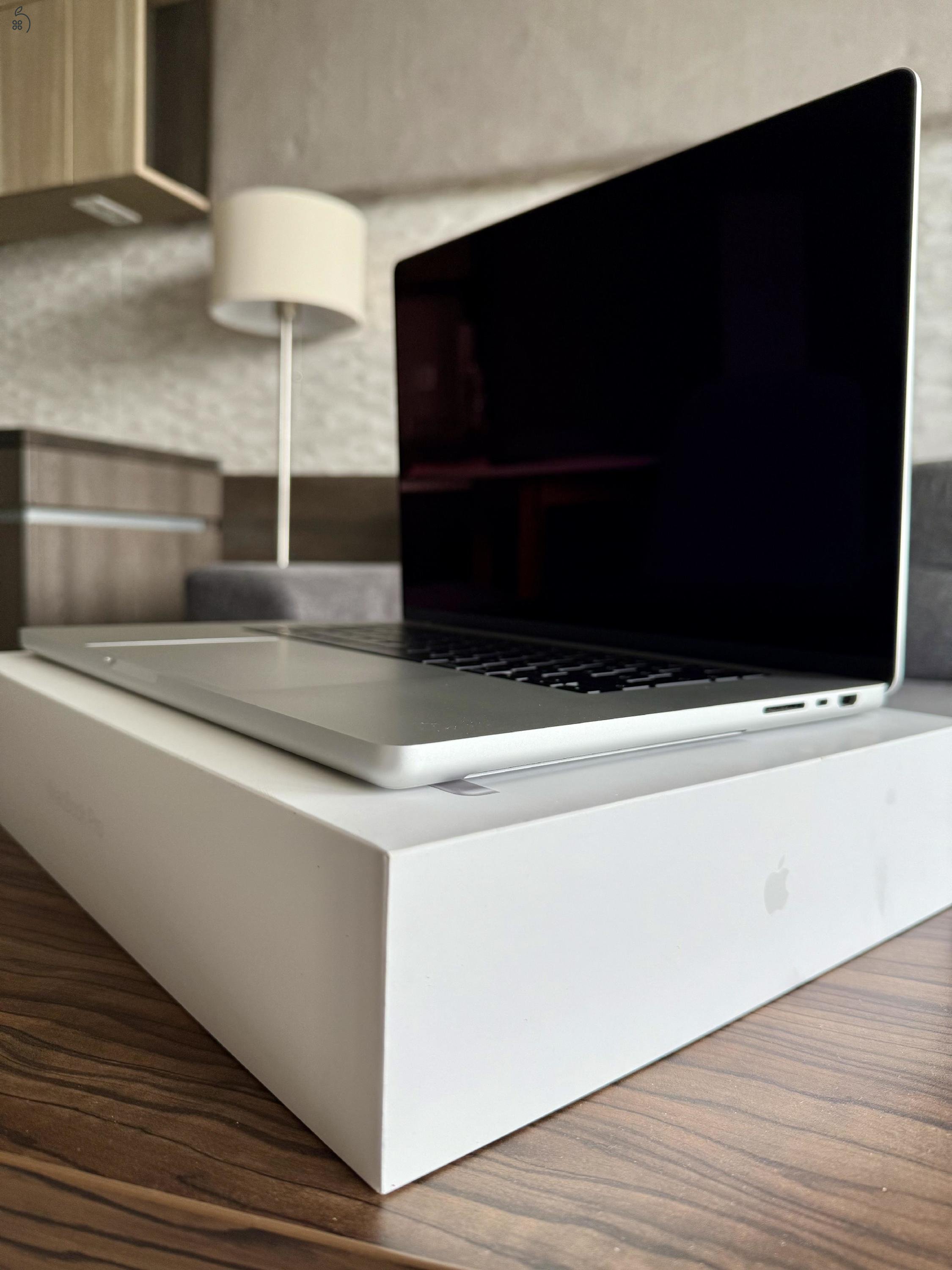 MacBook Pro 16” - M3 Pro Chip- ezüst - 1 éves - 512 GB - 18 GB RAM - makulátlan