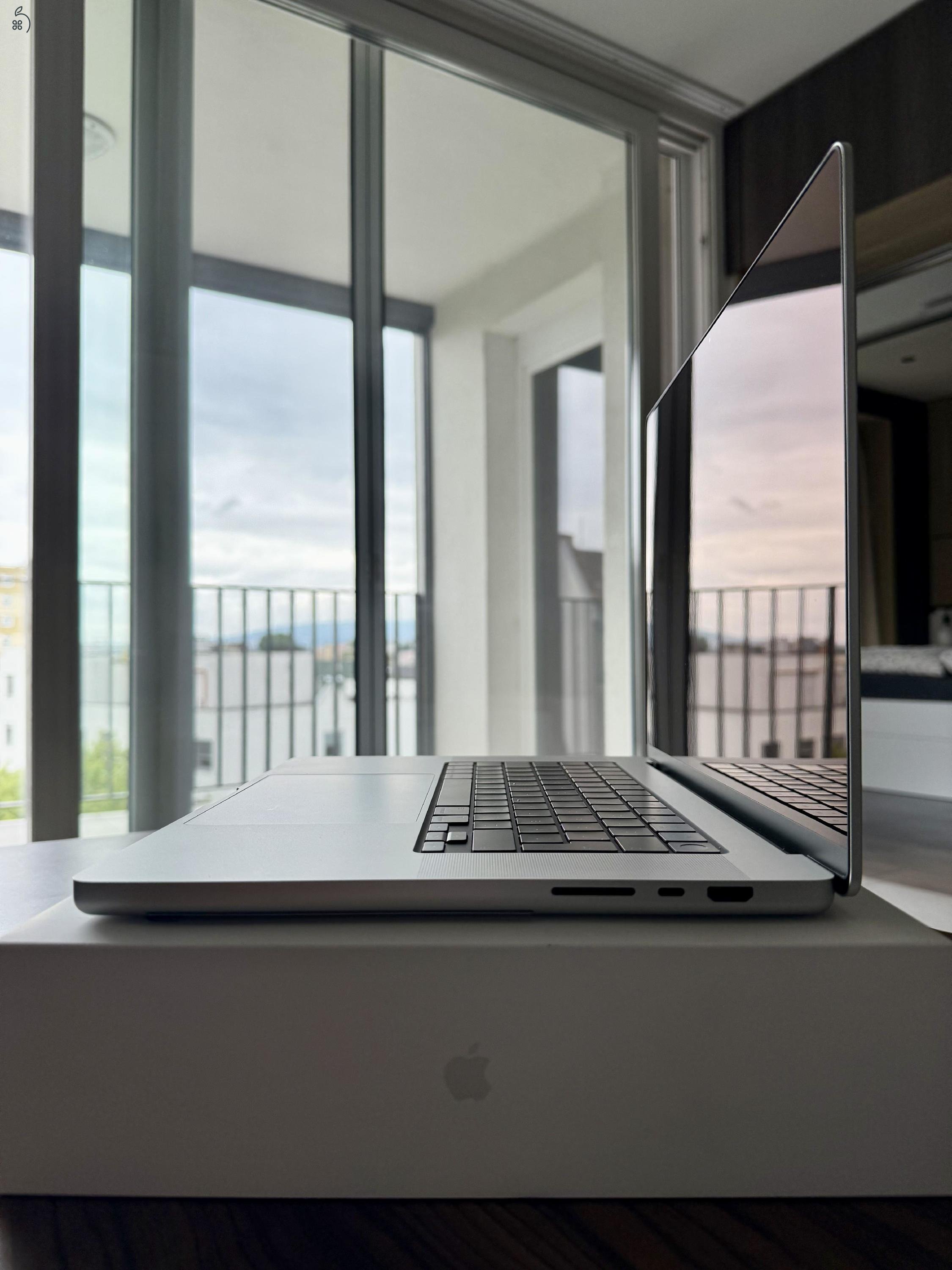 MacBook Pro 16” - M3 Pro Chip- ezüst - 1 éves - 512 GB - 18 GB RAM - makulátlan