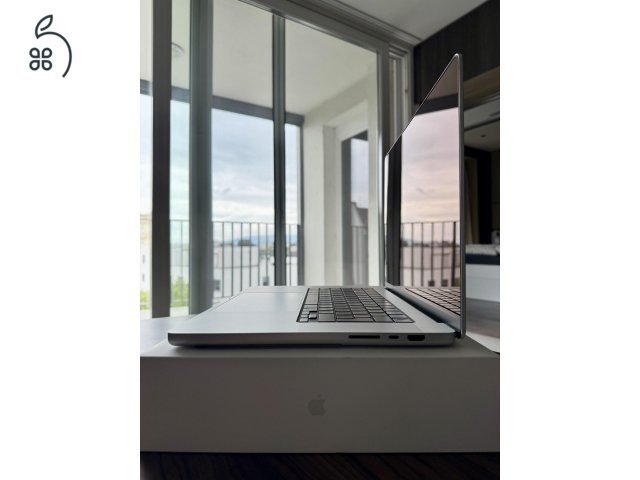 MacBook Pro 16” - M3 Pro Chip- ezüst - 1 éves - 512 GB - 18 GB RAM - makulátlan