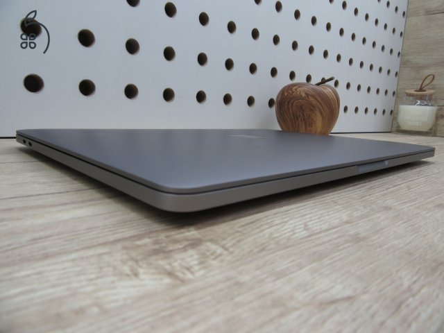 Apple Retina Macbook Pro 13 - 2020 - Használt, karcmentes