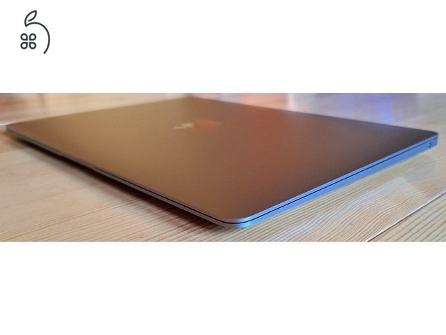 Apple MacBook Air 13.3 inch Laptop - Space Gray, M1 Chip, 8GB RAM, 256GB SSD, Angol (US) billentyűzet