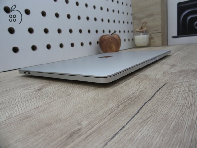 Apple Retina Macbook Pro 13 M1 Touchbar - 2021 - Használt, karcmentes