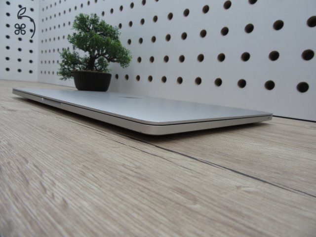 Apple Retina Macbook Pro 13 M1 Touchbar - 2021 - Használt, karcmentes