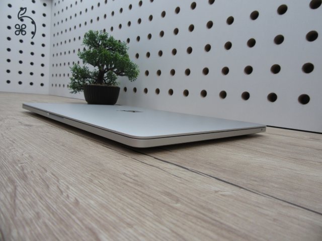  Apple Retina Macbook Pro 13 M1 Touchbar - 2021 - Használt, karcmentes 