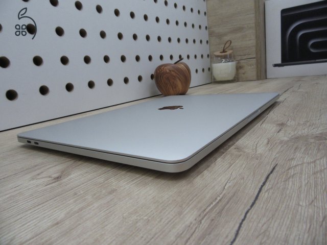  Apple Retina Macbook Pro 13 M1 Touchbar - 2021 - Használt, karcmentes 