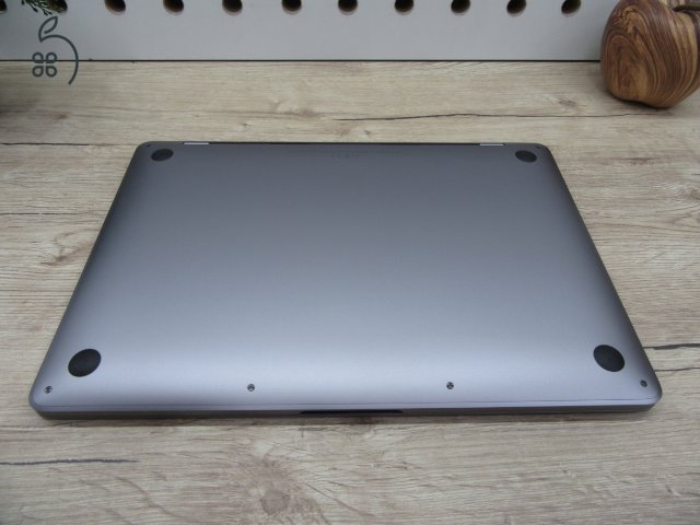  Apple Retina Macbook Pro 13 M1 Touchbar - 2021 - Használt, karcmentes 