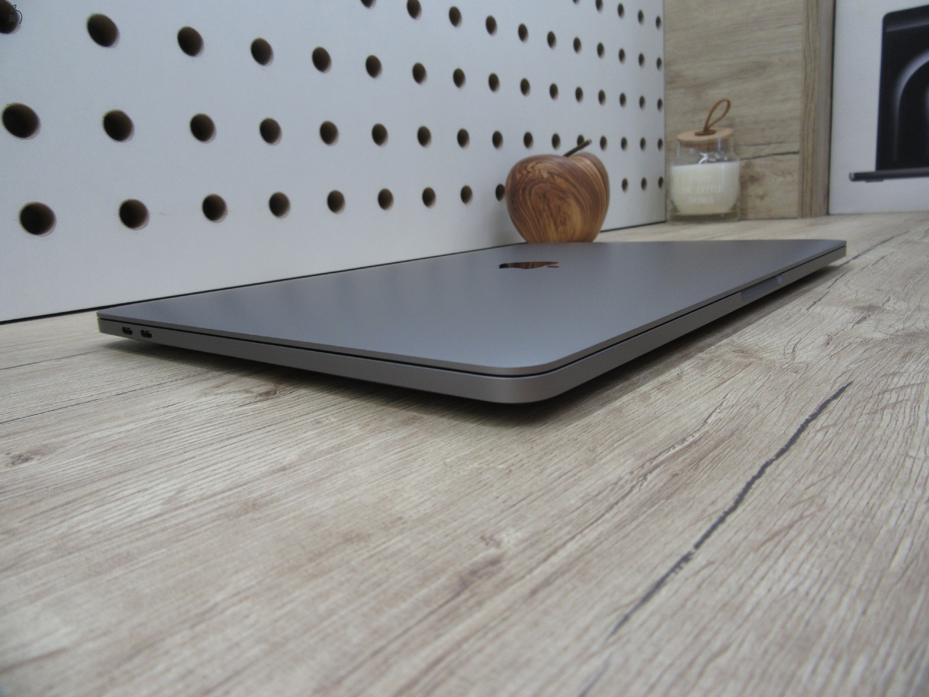  Apple Retina Macbook Pro 13 M1 Touchbar - 2021 - Használt, karcmentes 