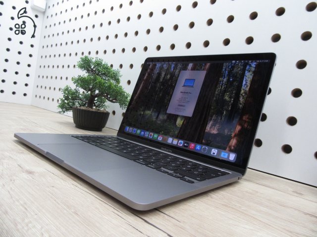  Apple Retina Macbook Pro 13 M1 Touchbar - 2021 - Használt, karcmentes 