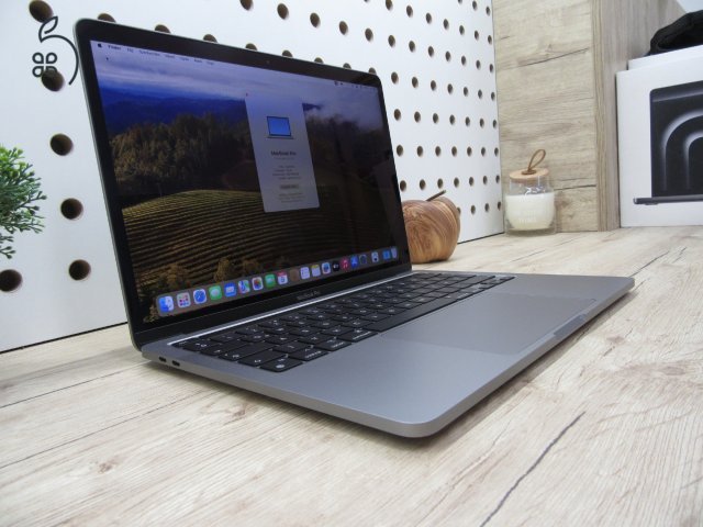  Apple Retina Macbook Pro 13 M2 Touchbar - 2021 - Használt, karcmentes 