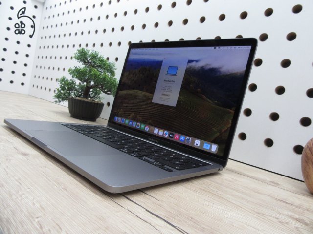  Apple Retina Macbook Pro 13 M2 Touchbar - 2021 - Használt, karcmentes 