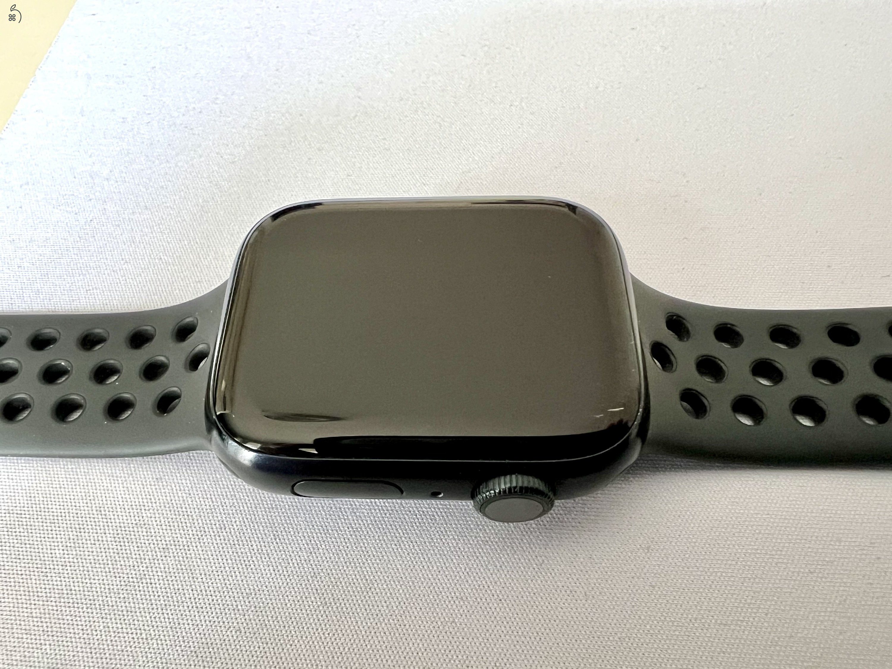 Apple Watch 7 45 mm Nike fekete 