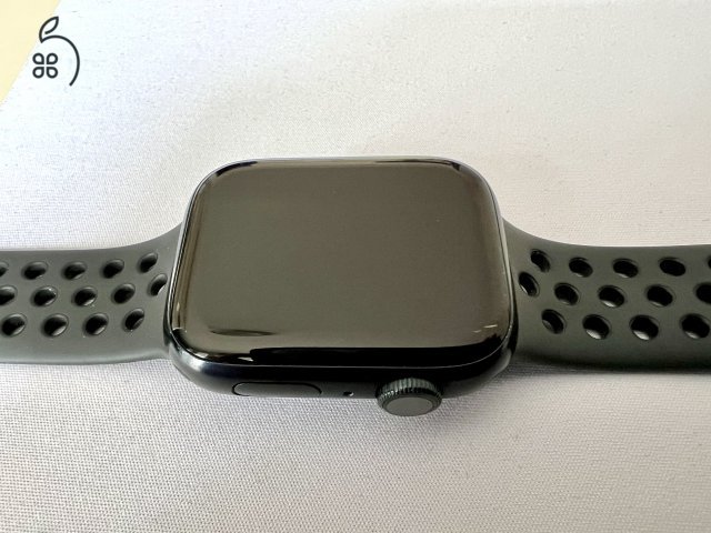 Apple Watch 7 45 mm Nike fekete 