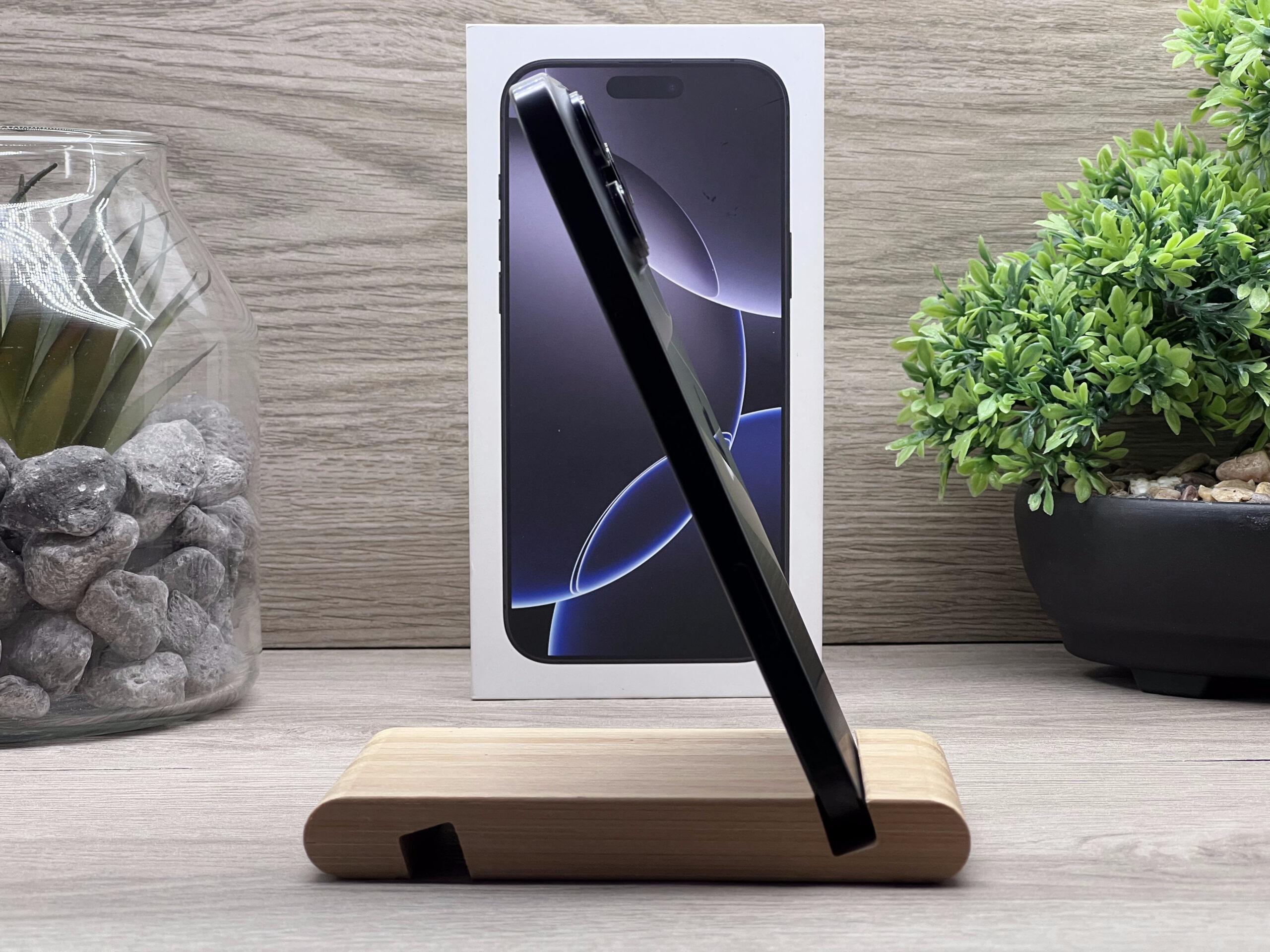 Hibátlan iPhone 16 Pro Max Black Titanium 256GB 2 ÉV Garanciával Számlával Aksi 100%