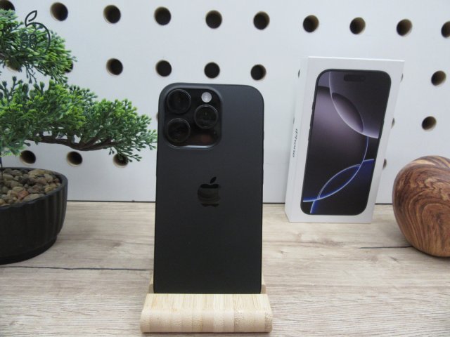 Apple iPhone 15 Pro Max - Black Titanium - Használt, karcmentes