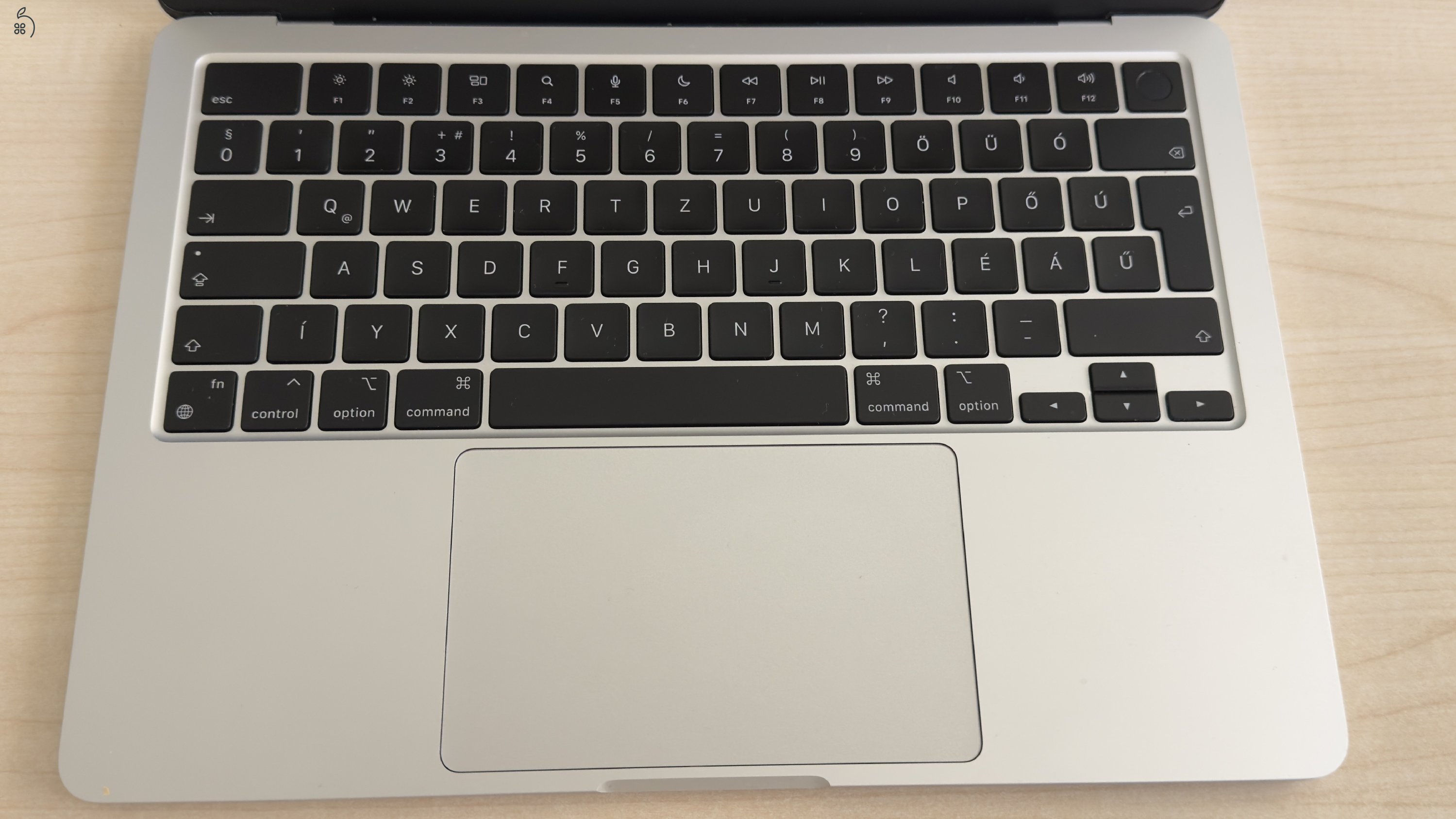 Karcmentes MacBook Air M3 (2024) 8GB, 256GB SSD, magyar billentyűzet