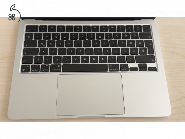 Karcmentes MacBook Air M3 (2024) 8GB, 256GB SSD, magyar billentyűzet