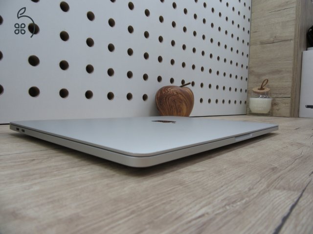  Apple Macbook Pro 13 M1 Touchbar - 2020 - Használt, szép állapot 