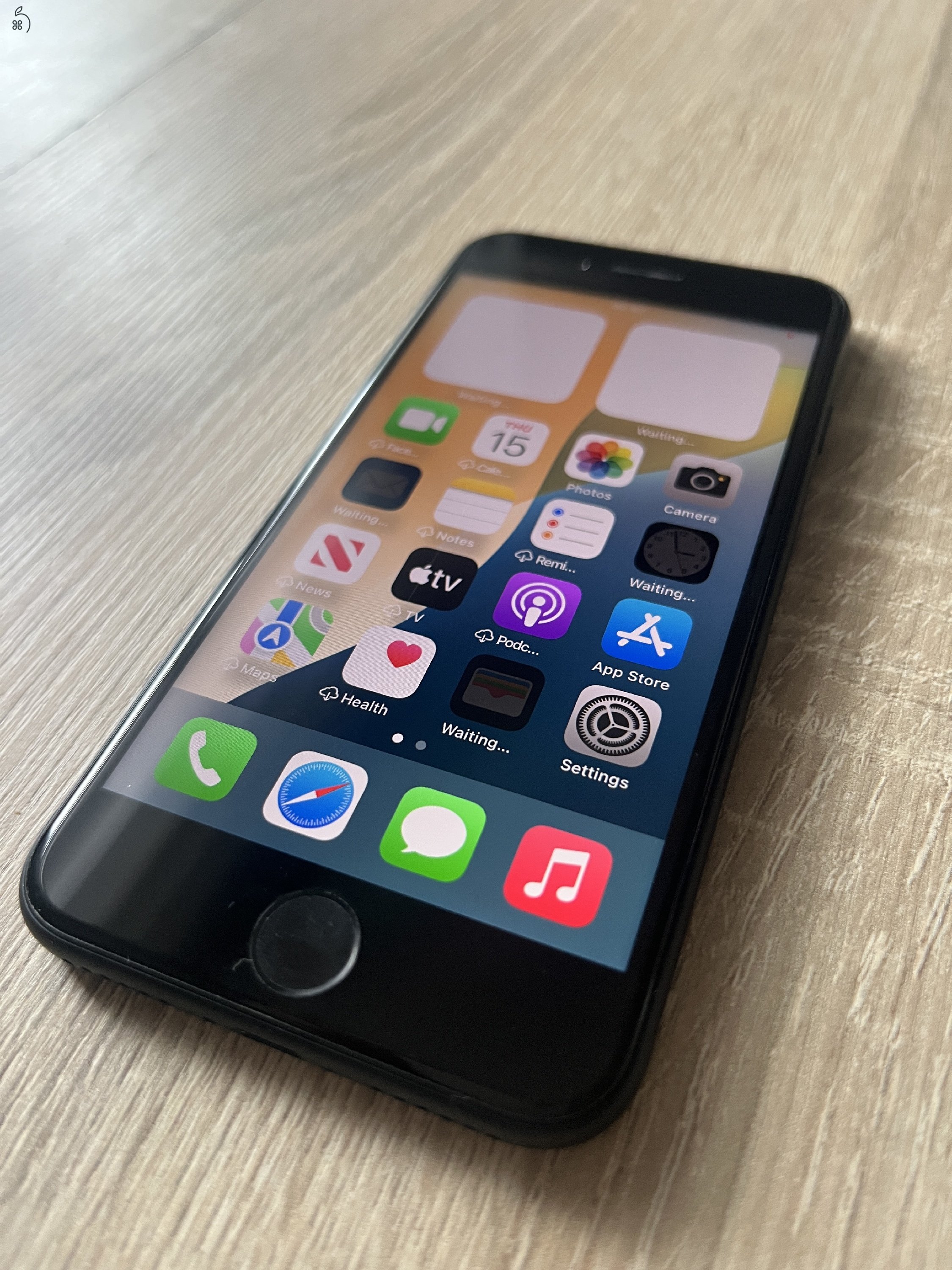 IPHONE SE3 2022 64GB TÖKÉLETES ÁLLAPOT , NAGYON JÓ AKKU,GARANCIA, ÜZLETBŐL