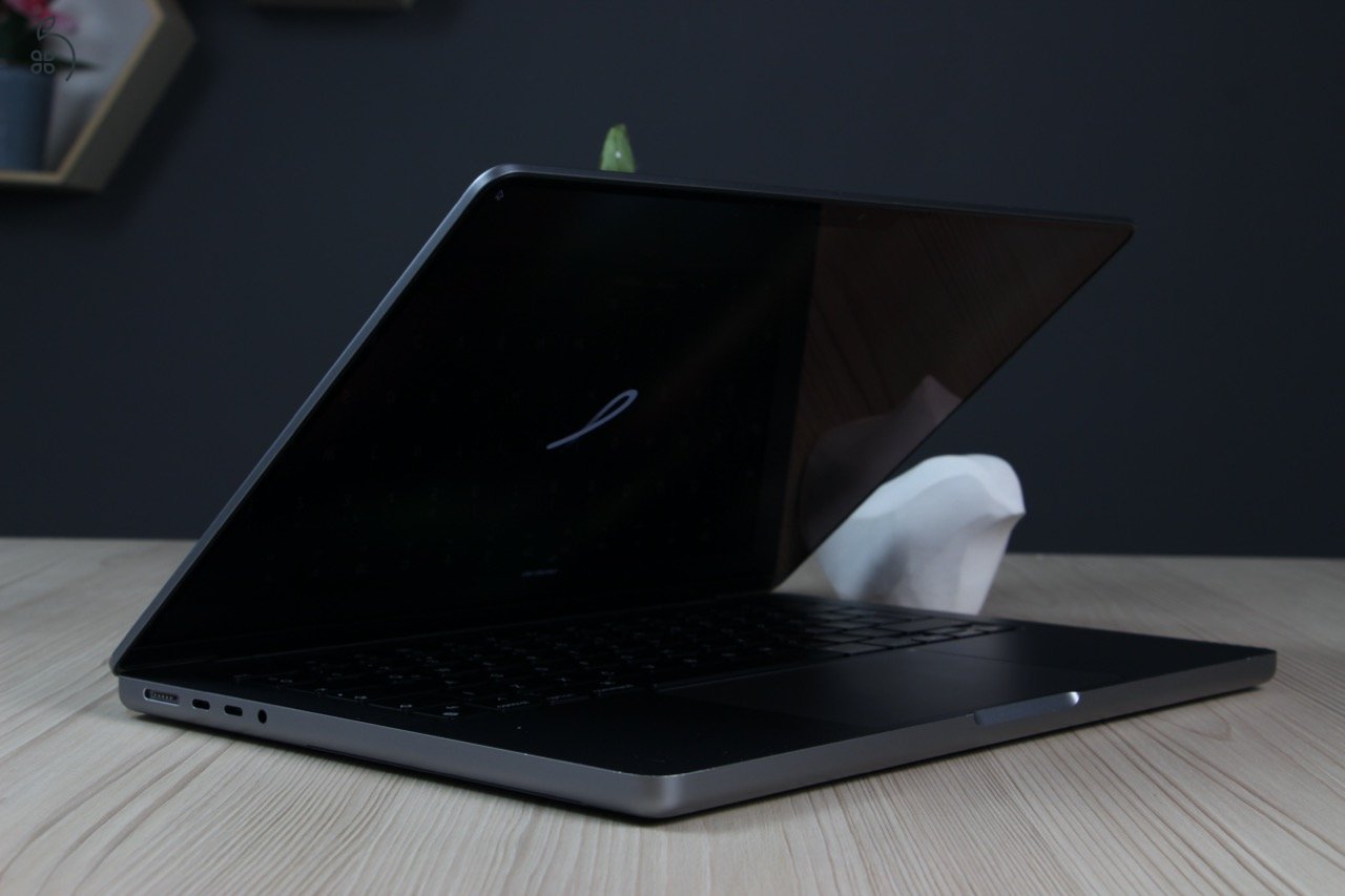 Apple MacBook Pro 14” (M1 Pro / 16GB / 512GB SSD / Magyar billentyűzet) – Profi teljesítmény, most elérhető áron