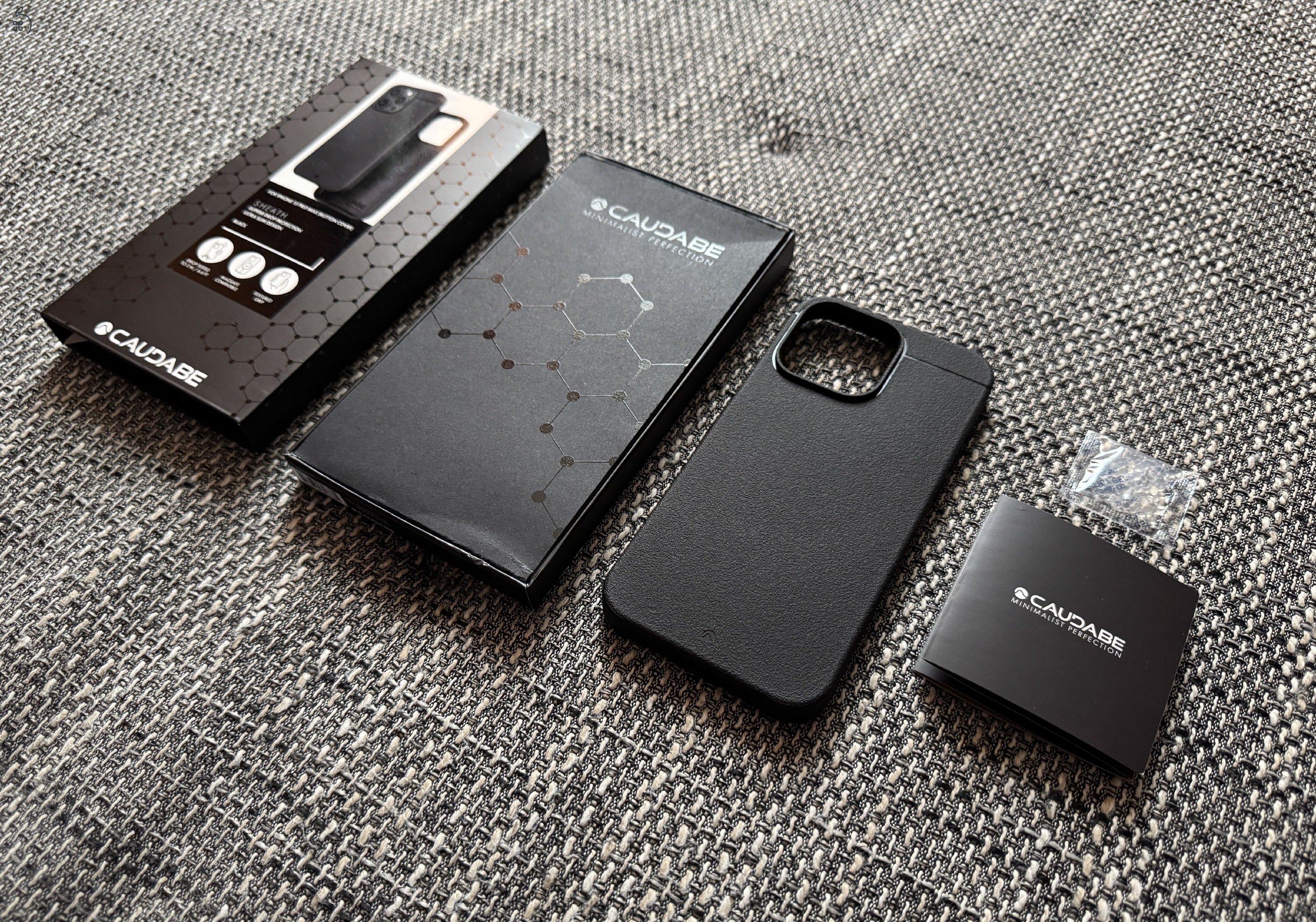 iPhone 15 Pro Max Eredeti Caudabe Sheath fekete MagSafe tok eladó