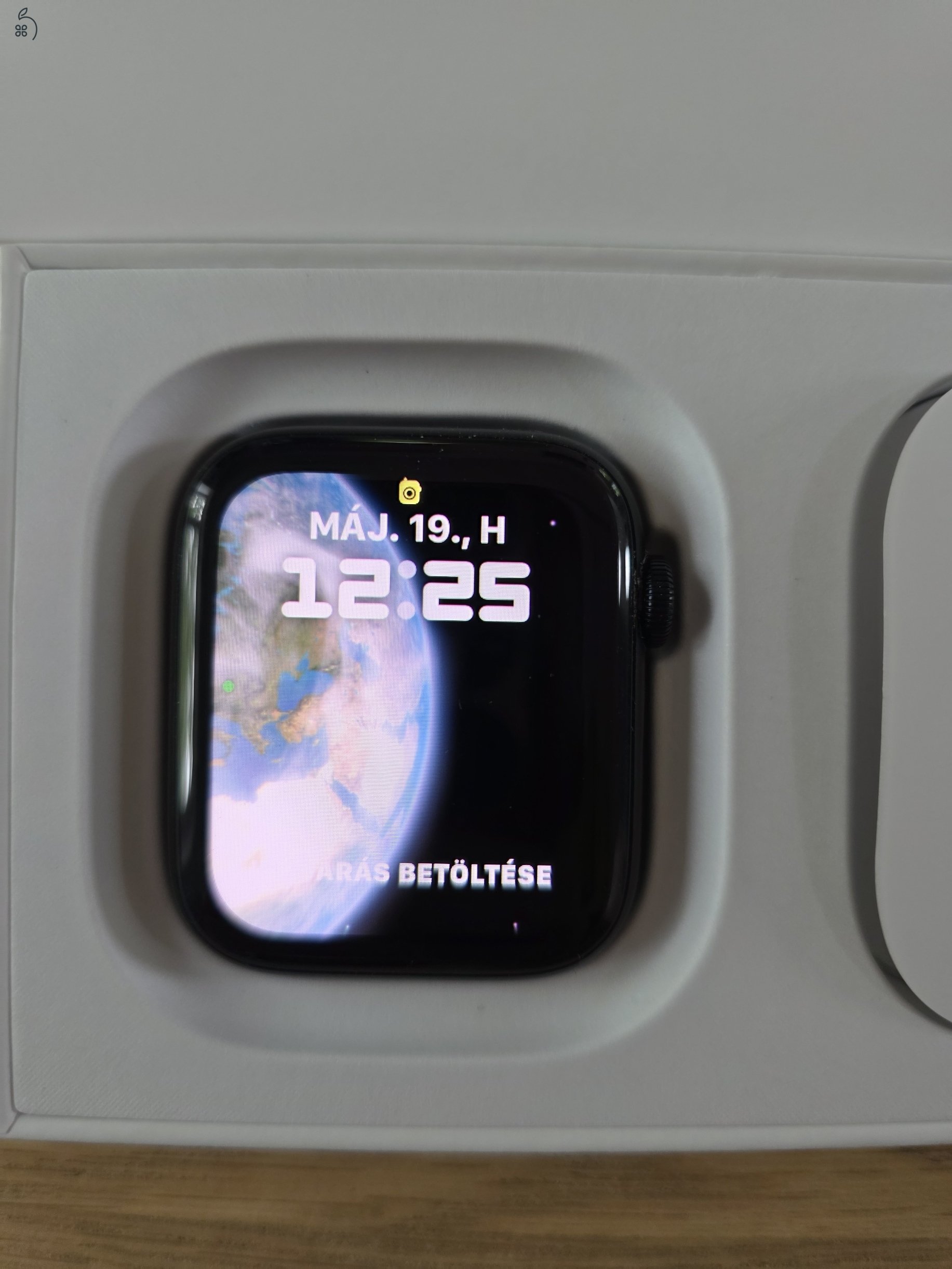 Eladó egy újszerű Apple Watch SE 2. gen, garanciális