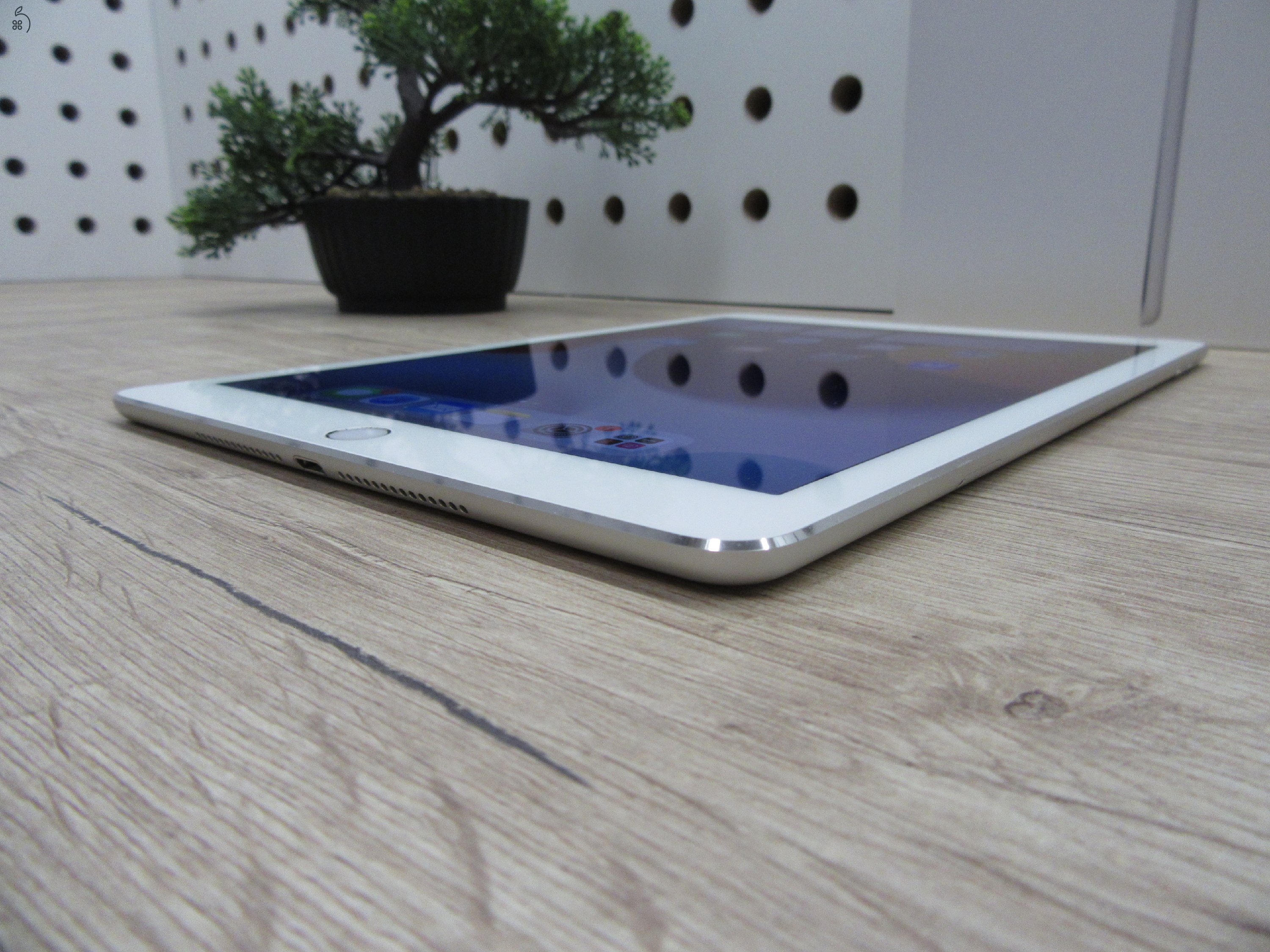  Apple iPad Air 2 - Silver - Használt, szép állapot 