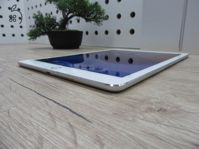  Apple iPad Air 2 - Silver - Használt, szép állapot 