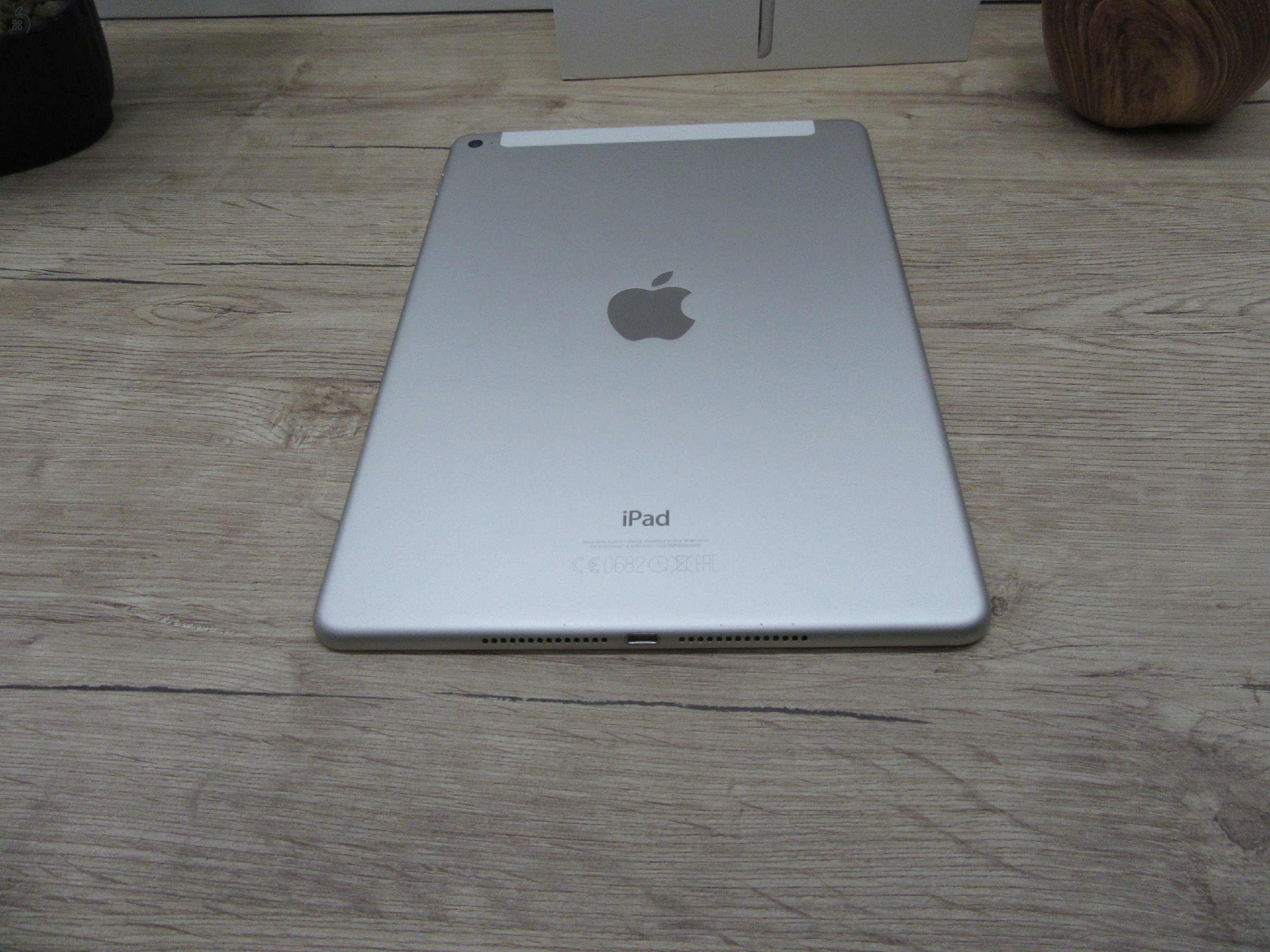  Apple iPad Air 2 - Silver - Használt, szép állapot 