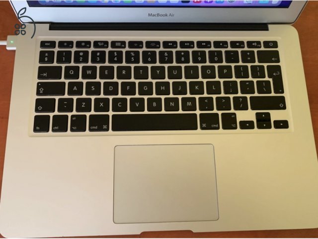 MacBook Air – 8 GB RAM, 128 GB SSD + Tartozékok