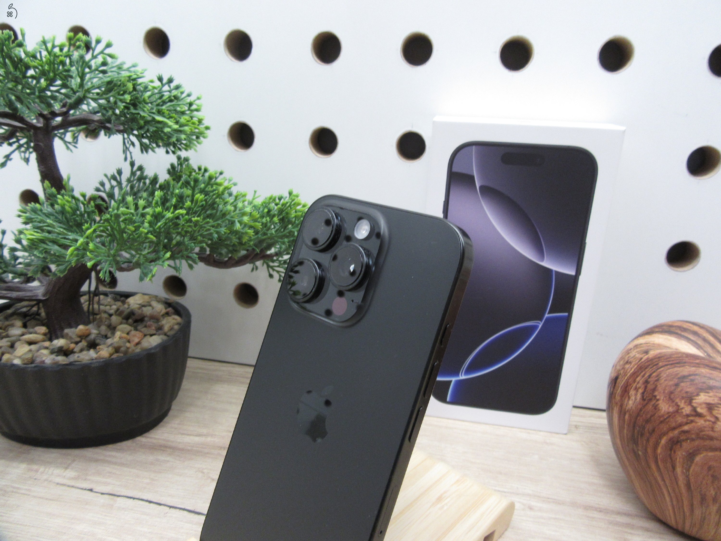 Apple iPhone 16 Pro - Black Titanium - Használt, karcmentes