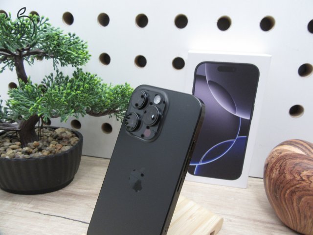 Apple iPhone 16 Pro - Black Titanium - Használt, karcmentes