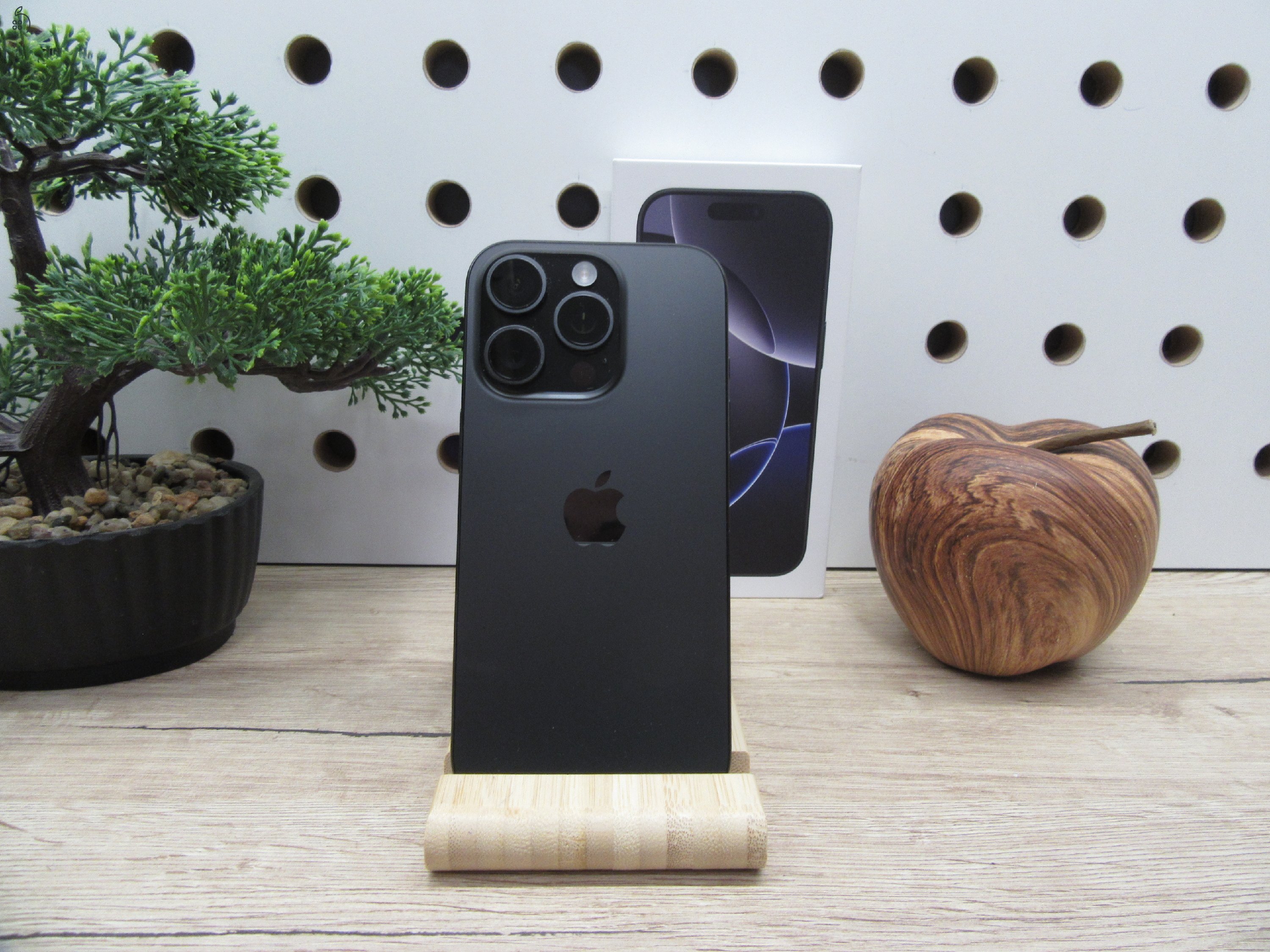 Apple iPhone 16 Pro - Black Titanium - Használt, karcmentes