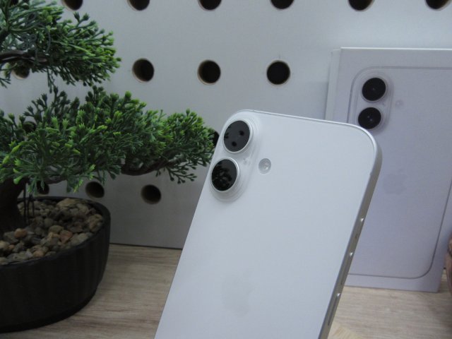 Apple iPhone 16 - White - Használt, karcmentes