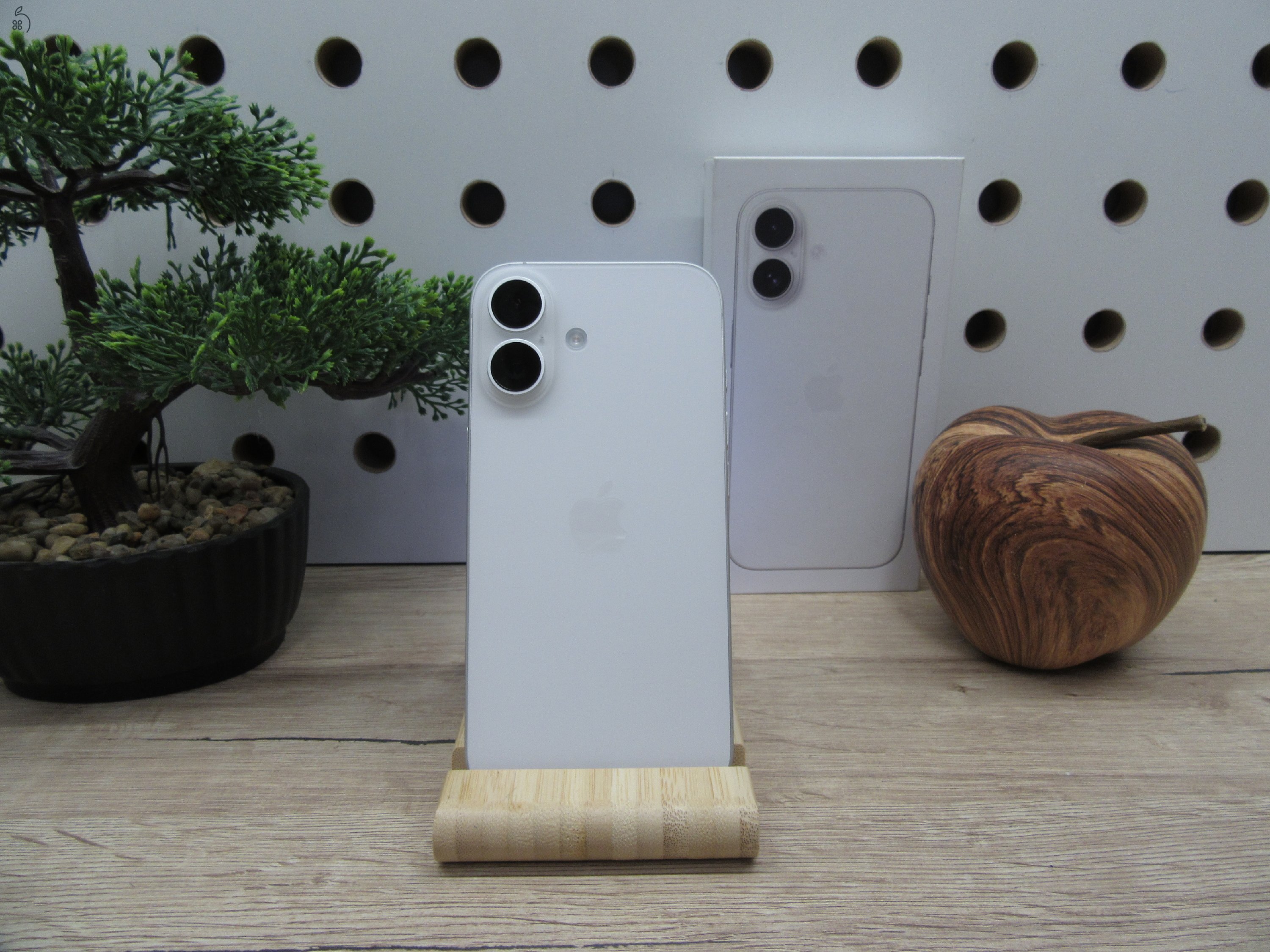 Apple iPhone 16 - White - Használt, karcmentes
