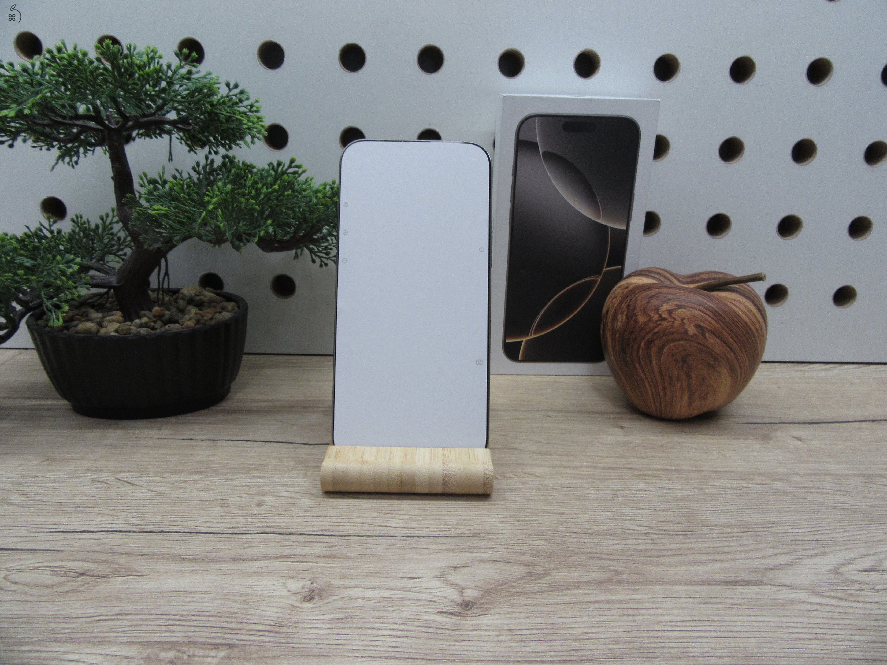 Apple 16 Pro Max - Natural Titanium - Új, kipróbált