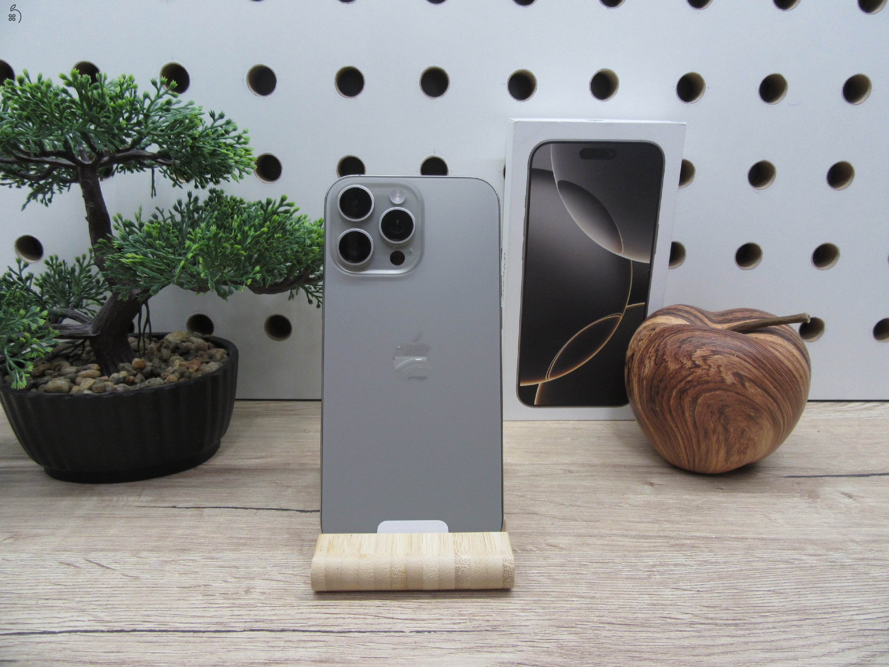 Apple 16 Pro Max - Natural Titanium - Új, kipróbált